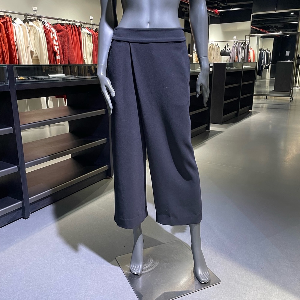 Super cute DVF cropped black crepe pants